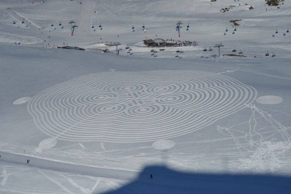 Artista cria obras de arte deixando pegadas na neve