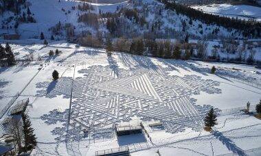 Artista cria obras de arte deixando pegadas na neve