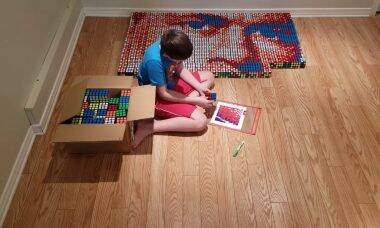 Menino de 9 anos cria retrato de John Cena com 750 cubos mágicos