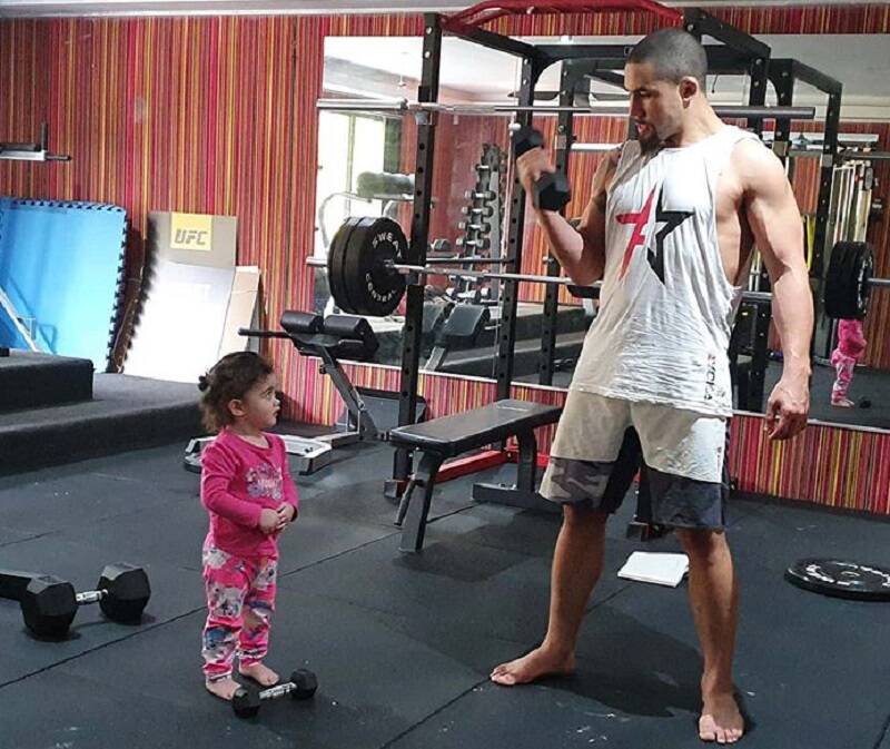 Atleta do UFC se afasta do esporte para doar medula para a filha