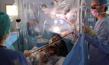 Para não perder capacidade motora, paciente toca violino durante cirurgia