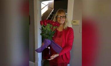 Mesmo morto, marido manda flores à viúva há oito anos