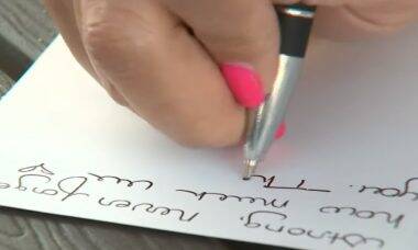 Mulher escreve 20 mil cartas para homenagear bombeiros e policiais