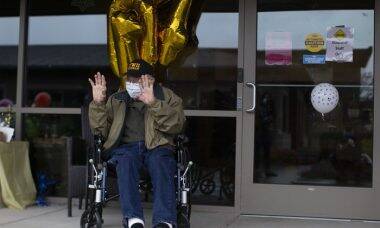 Veterano de guerra de 104 anos é mais velho a se curar da covid-19