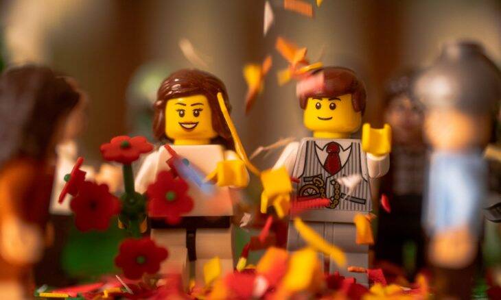 Em isolamento, fotógrafo cria festa de casamento usando Lego