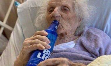 Mulher de 103 anos comemora cura do covid com cerveja