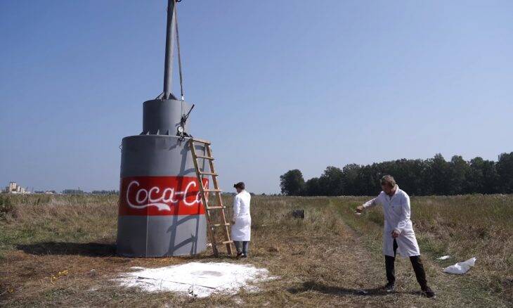 Vídeo: YouTuber cria versão gigante do experimento "Mentos com Coca-Cola"