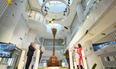 Lindt inaugura fonte de chocolate com mais de nove metros de altura