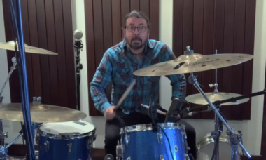 Dave Grohl cria música para baterista mirim