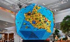 Lego cria globo terrestre gigante com as criações de 430 crianças