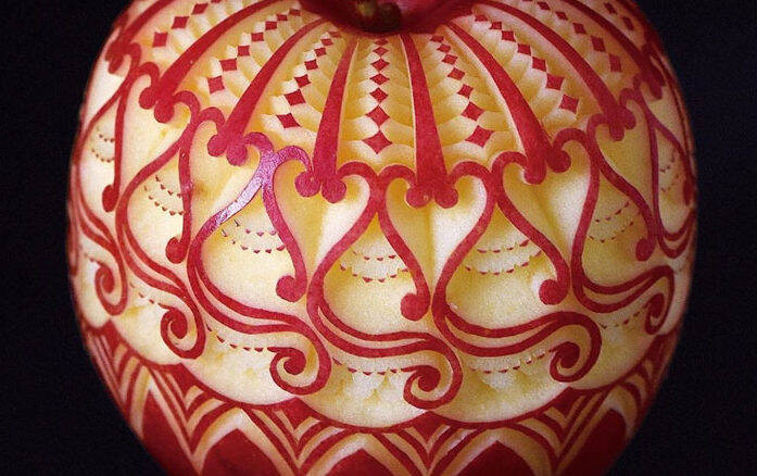 Artista cria obras de arte esculpindo frutas