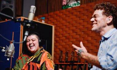 Em parceria com Ana Vilela, Nando Reis grava "Laços", nova canção dedicada aos profissionais da saúde