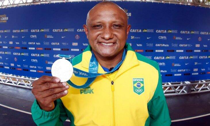 Após 20 anos de espera, Cláudio Roberto Sousa recebe medalha olímpica
