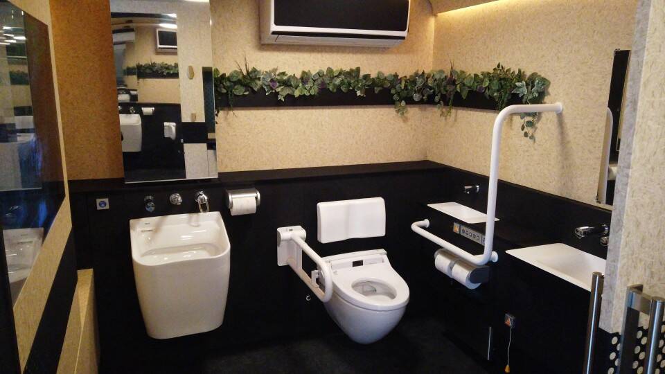 Toyota desenvolve versão móvel de banheiro adaptado