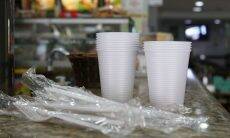 São Paulo proíbe copos, pratos e talheres de plástico