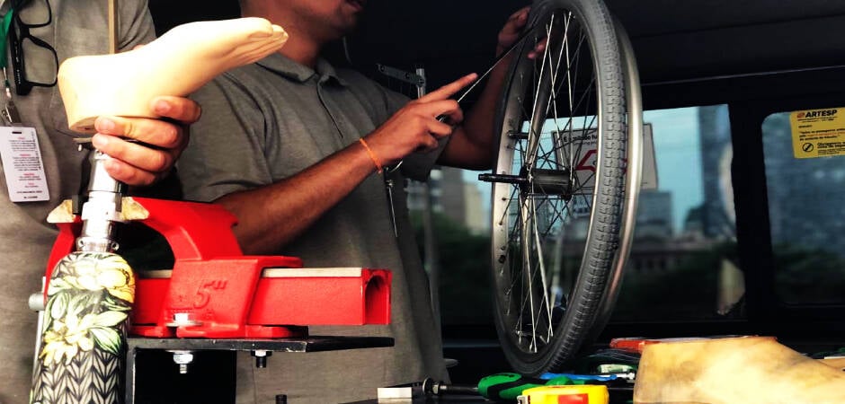 Paraoficina Móvel oferece reparo gratuito em cadeiras de rodas, órteses e próteses