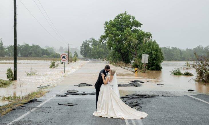 Enchente vira cenário de casamento na Austrália