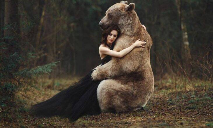 Fotógrafa russa cria fotos impressionantes com ursos, raposas e outros animais incomuns