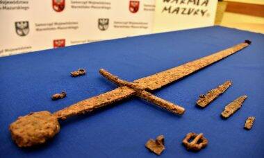 Espada de 600 anos é encontrada por "caçador de metais" na Polônia