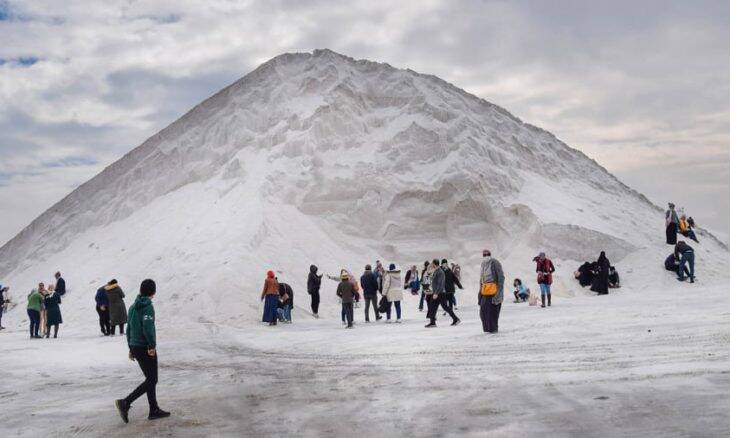Montanhas de "gelo" viram atração turística no Egito