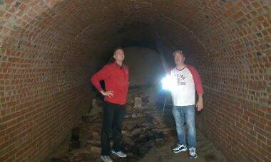 Homem descobre túnel do século 19 sob a sua casa