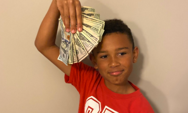 Criança acha envelope com US$ 5 mil enquanto limpava o carro novo do pai