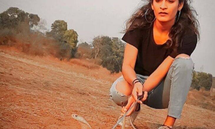 Jovem indiana viraliza ao brincar com cobra mortal
