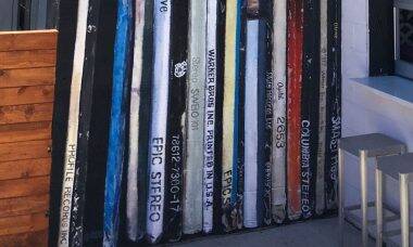 Artista transforma parede em coleção de LPs gigantes; entenda