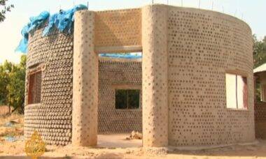 Garrafas plásticas estão sendo transformadas em casas na Nigéria