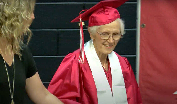 Idosa recebe diploma do Ensino Médio 79 anos após deixar a escola