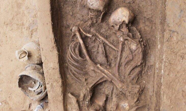 Arqueólogos encontram casal abraçado em túmulo de 1.500 anos