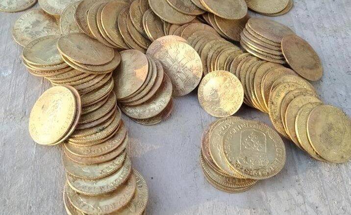 Operários encontram tesouro com 239 moedas de ouro em reforma de mansão