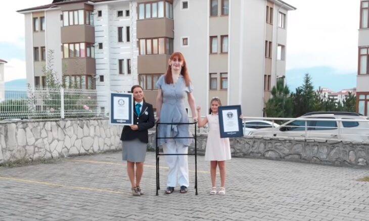 Turca recebe o título de mulher mais alta do mundo