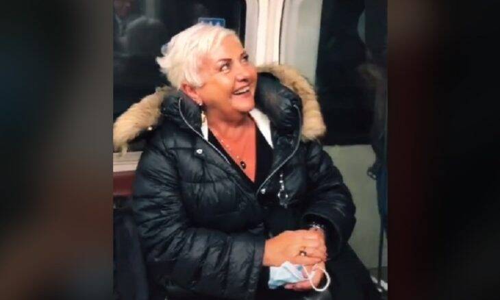 Britânico viraliza ao fazer passageiros de trem cantarem "Parabéns pra Você" para a sua mãe