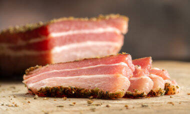Quatro em cada dez crianças nos EUA pensam que o bacon tem origem vegetal
