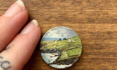 Conheça a artista que pinta paisagens em moedas