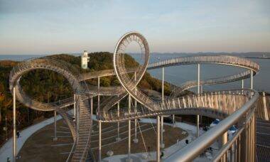 Escadaria com cara de montanha-russa vira atração em parque da Coreia do Sul