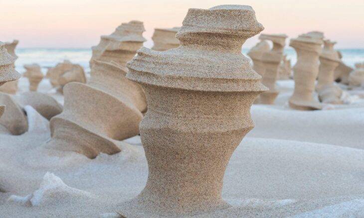 Vento cria esculturas de outro mundo em praia dos EUA