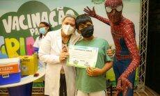 Crianças de Osasco (SP) ganham livros e certificado de coragem ao se vacinarem