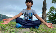 Menino de 9 anos é reconhecido como instrutor de ioga mais jovem do mundo
