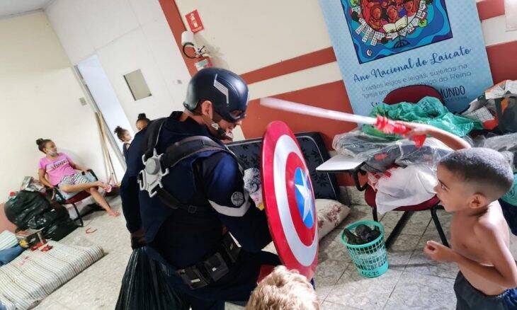 Policial se veste de Capitão América para acolher crianças de Petrópolis (RJ)