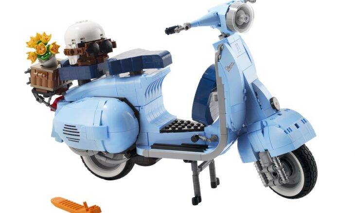 Ícone dos anos 1960, moto Vespa 125 vira set de Lego