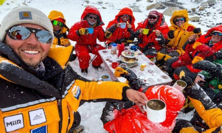Alpinistas batem recorde com chá no Monte Everest