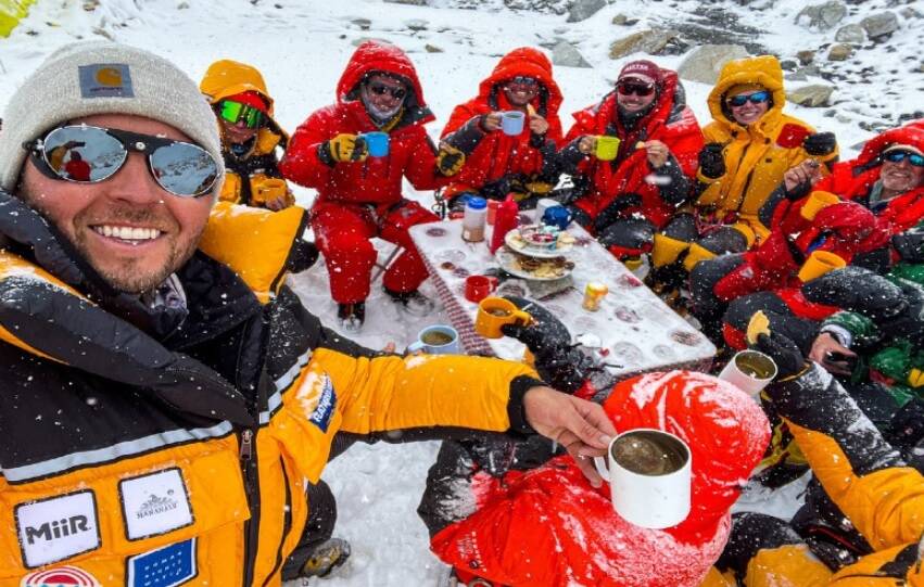 Alpinistas batem recorde com chá no Monte Everest