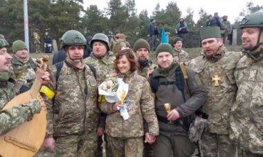 Militares ucranianos se casam na linha de frente